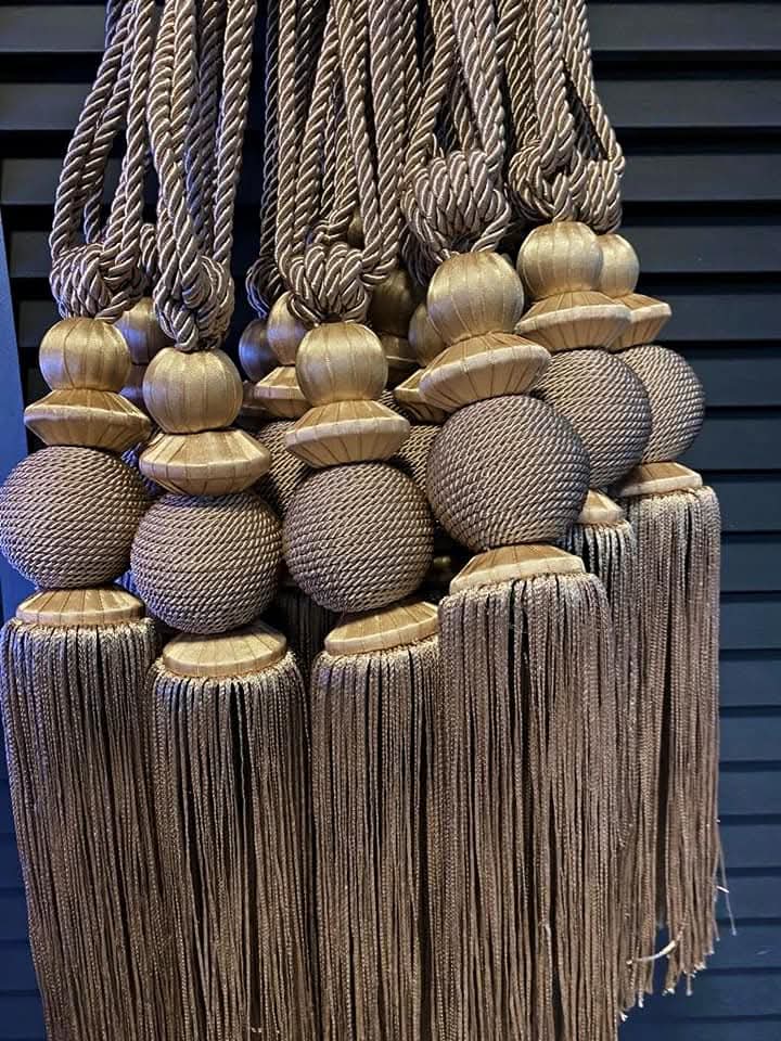Îmbrățișare decorativă cu ciucure – Bronze Elegance – imagine 4