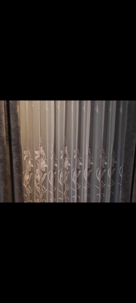 Perdea albă cu broderie florală și draperii gri – Perdele Luxury