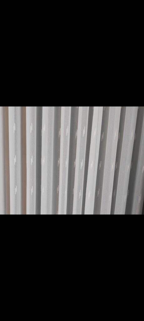 Perdea albă cu model geometric discret – Perdele Luxury