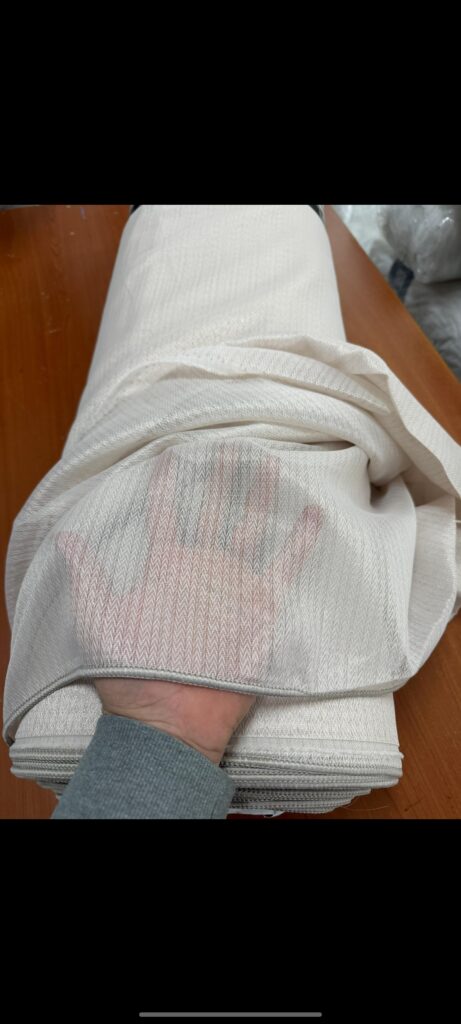 Perdea albă cu dungi verticale reliefate – Perdele Luxury