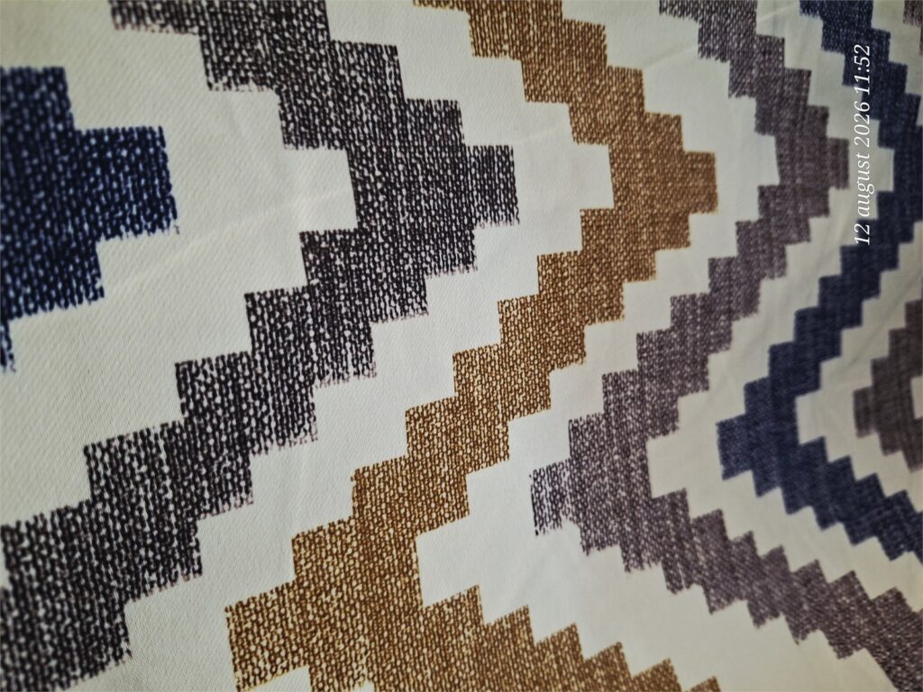Draperie chevron bleumarin-auriu Zigzag realizată la comandă – detaliu material