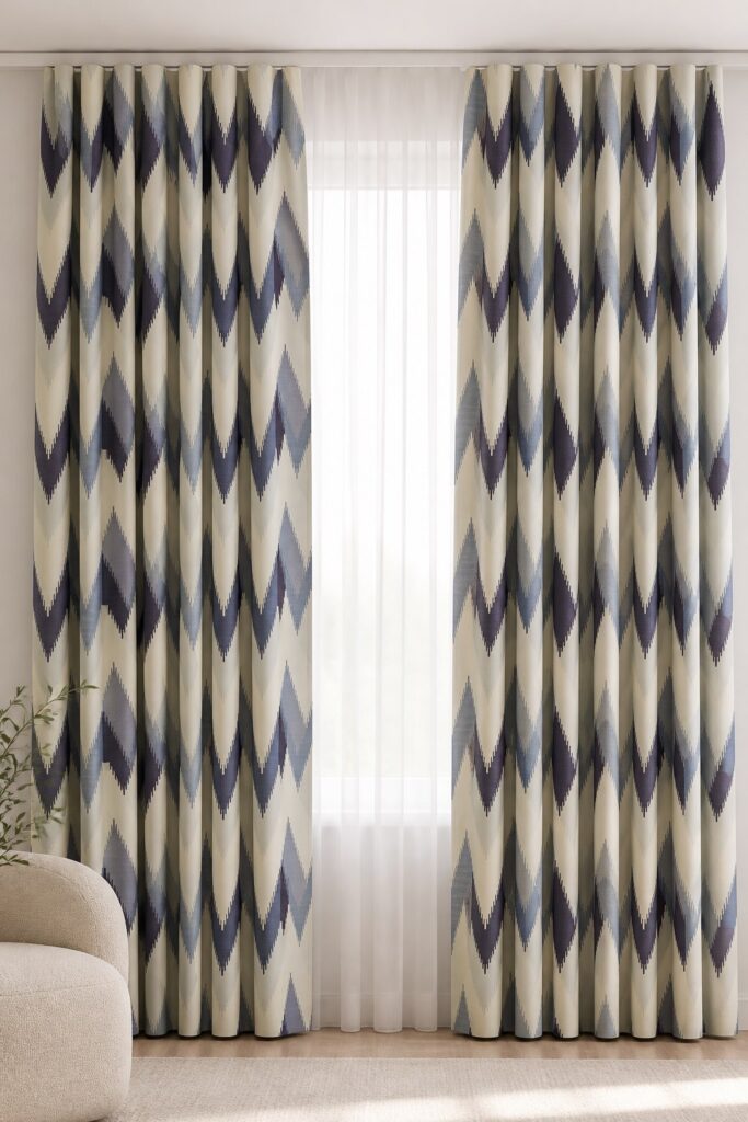 Draperie geometrică bleumarin-crem Nordic realizată la comandă – în ambient