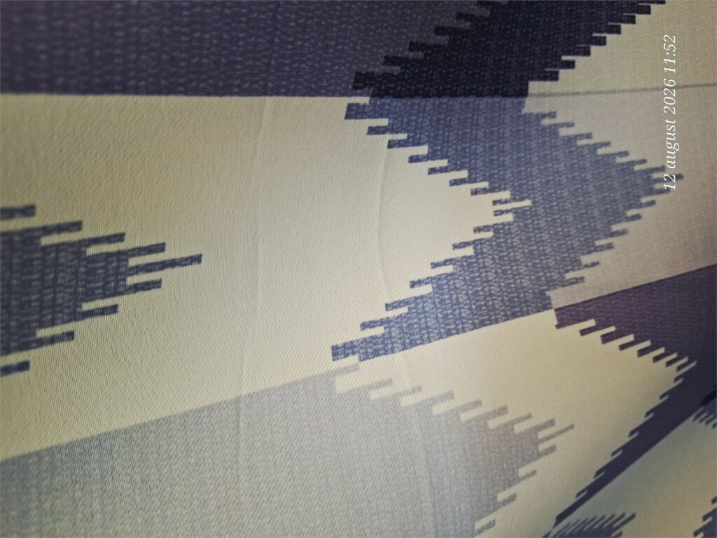 Draperie geometrică bleumarin-crem Nordic realizată la comandă – detaliu material
