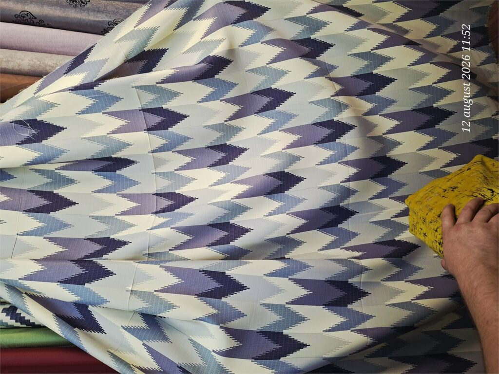 Draperie geometrică bleumarin-crem Nordic realizată la comandă – detaliu textură
