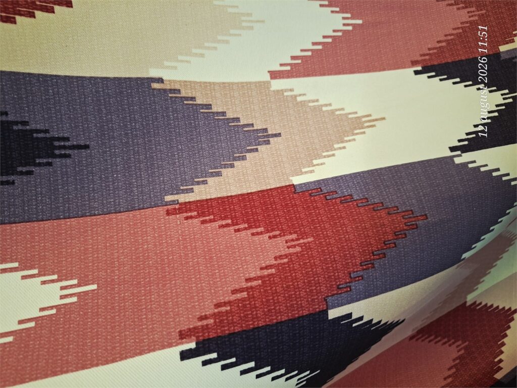 Draperie geometrică bordo-bleumarin Mosaic realizată la comandă – detaliu material