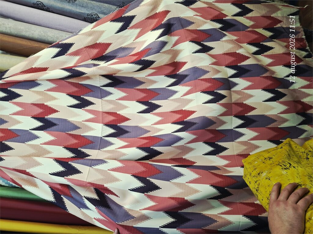 Draperie geometrică bordo-bleumarin Mosaic realizată la comandă – detaliu textură