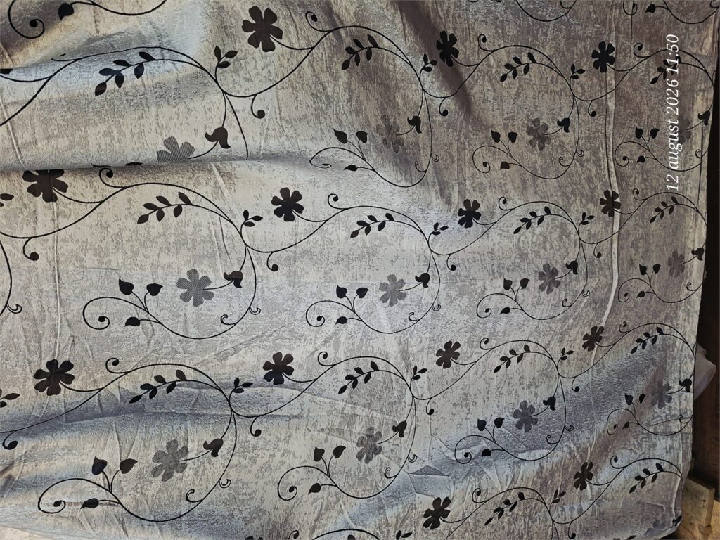 Draperie gri cu broderie florală Flora Noir realizată la comandă – detaliu textură