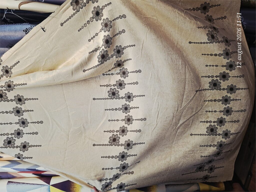Draperie ivoire cu broderie Marguerite realizată la comandă – detaliu textură
