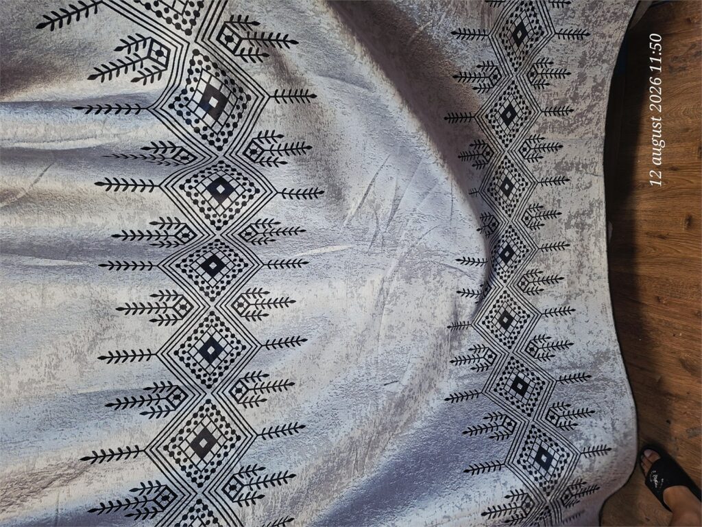 Draperie satinată argintie Regal realizată la comandă – detaliu material