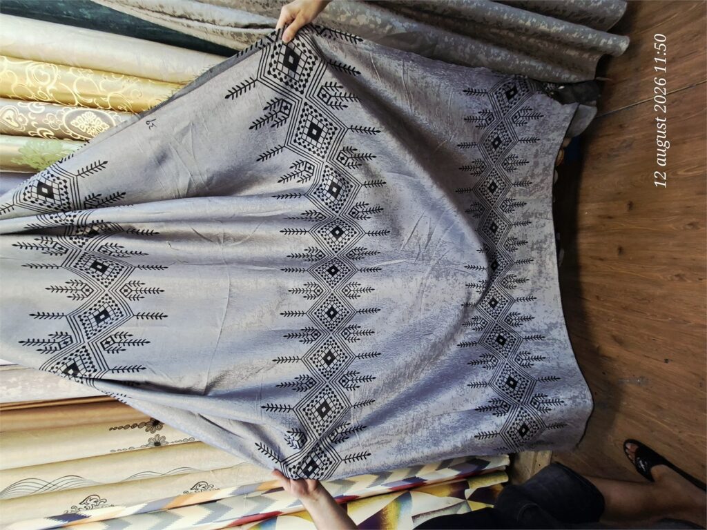 Draperie satinată argintie Regal realizată la comandă – detaliu textură