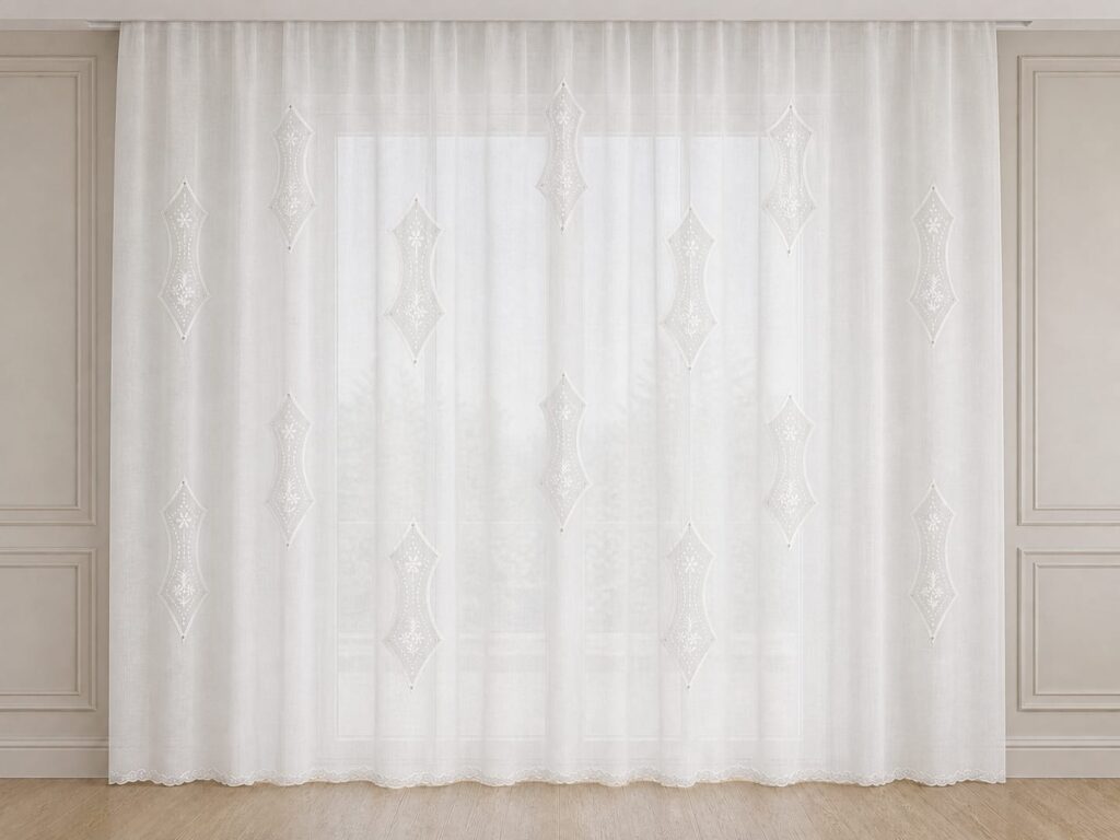 Perdea albă cu broderie florală realizată la comandă