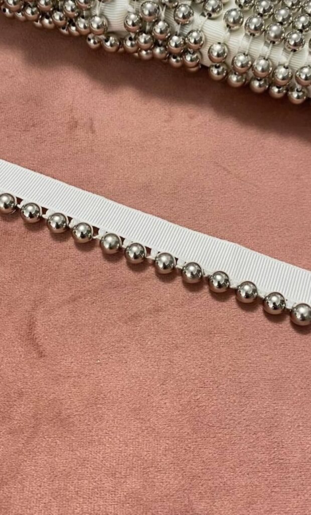 Bandă decorativă cu perle – Model 01