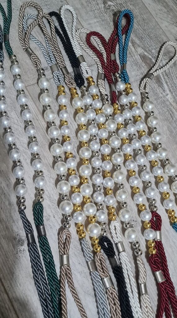 Îmbrățișare decorativă cu ciucure – Model 04