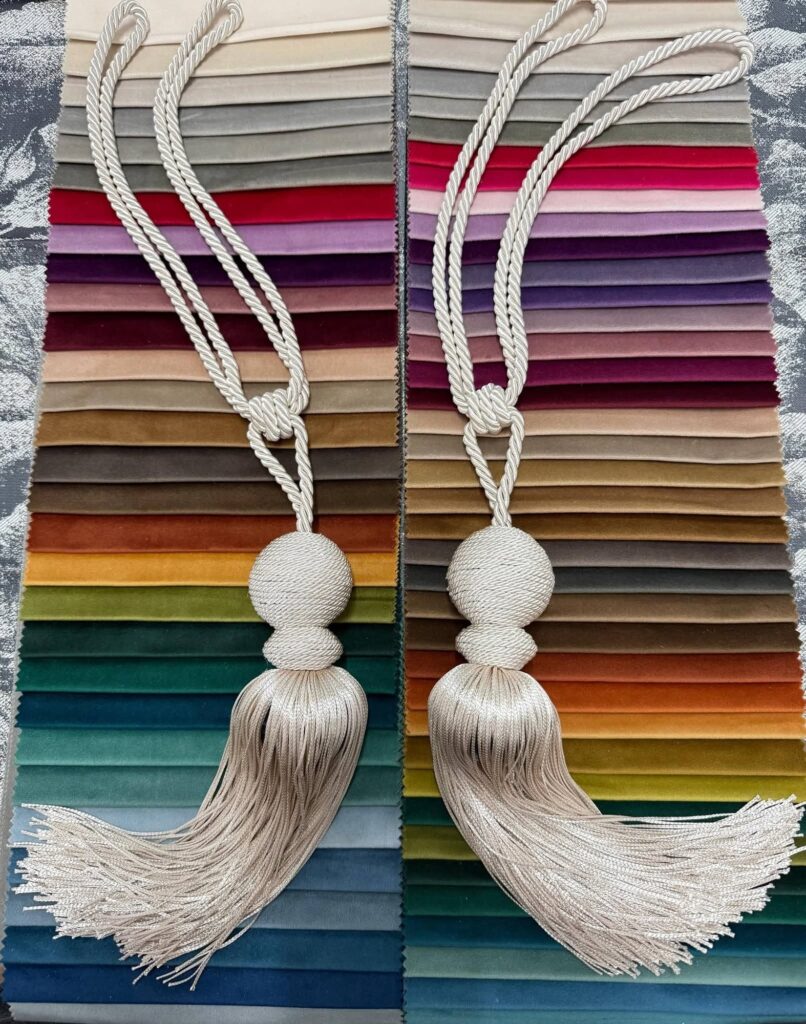 Îmbrățișare decorativă cu ciucure – Model 06