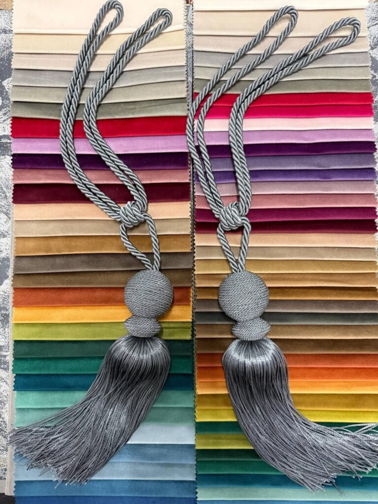 Îmbrățișare decorativă cu ciucure – Model 07