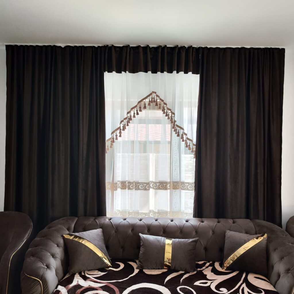 Set draperii din catifea ciocolatie cu perdea brodată