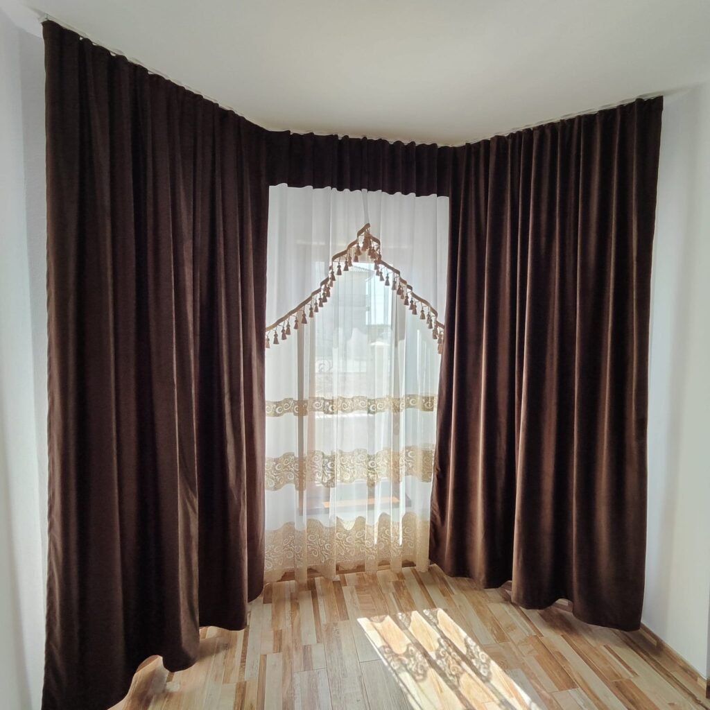 Set draperii din catifea ciocolatie cu perdea brodată